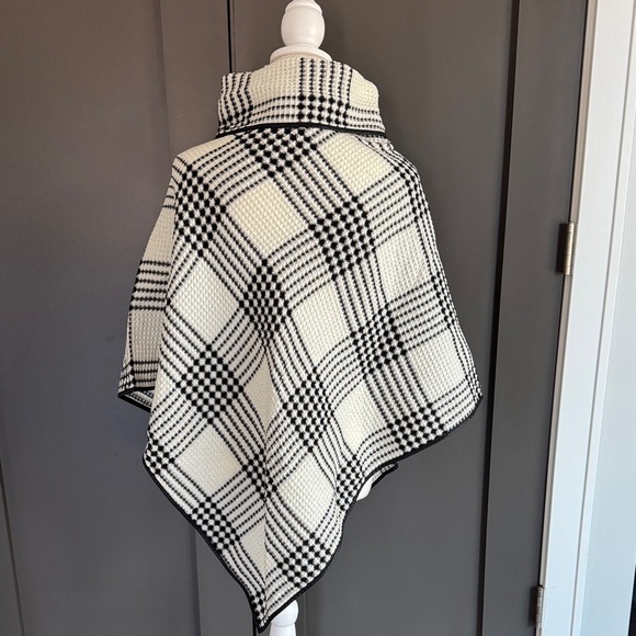 NWT Kelly & Katie Checkered Black and White Poncho - Picture 4 of 5